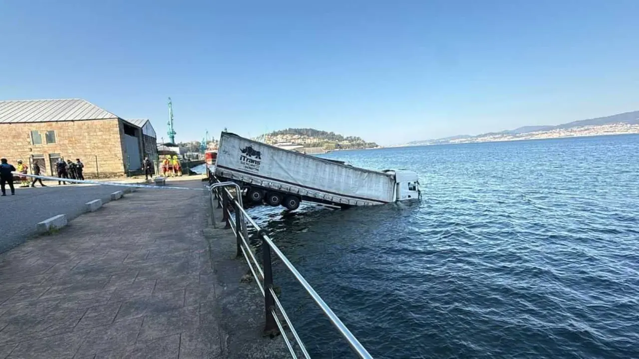 Cami&oacute;n sinistrado que caeu ao mar en Vigo, esta terza feira. (Foto: Cedida / Europa Press)