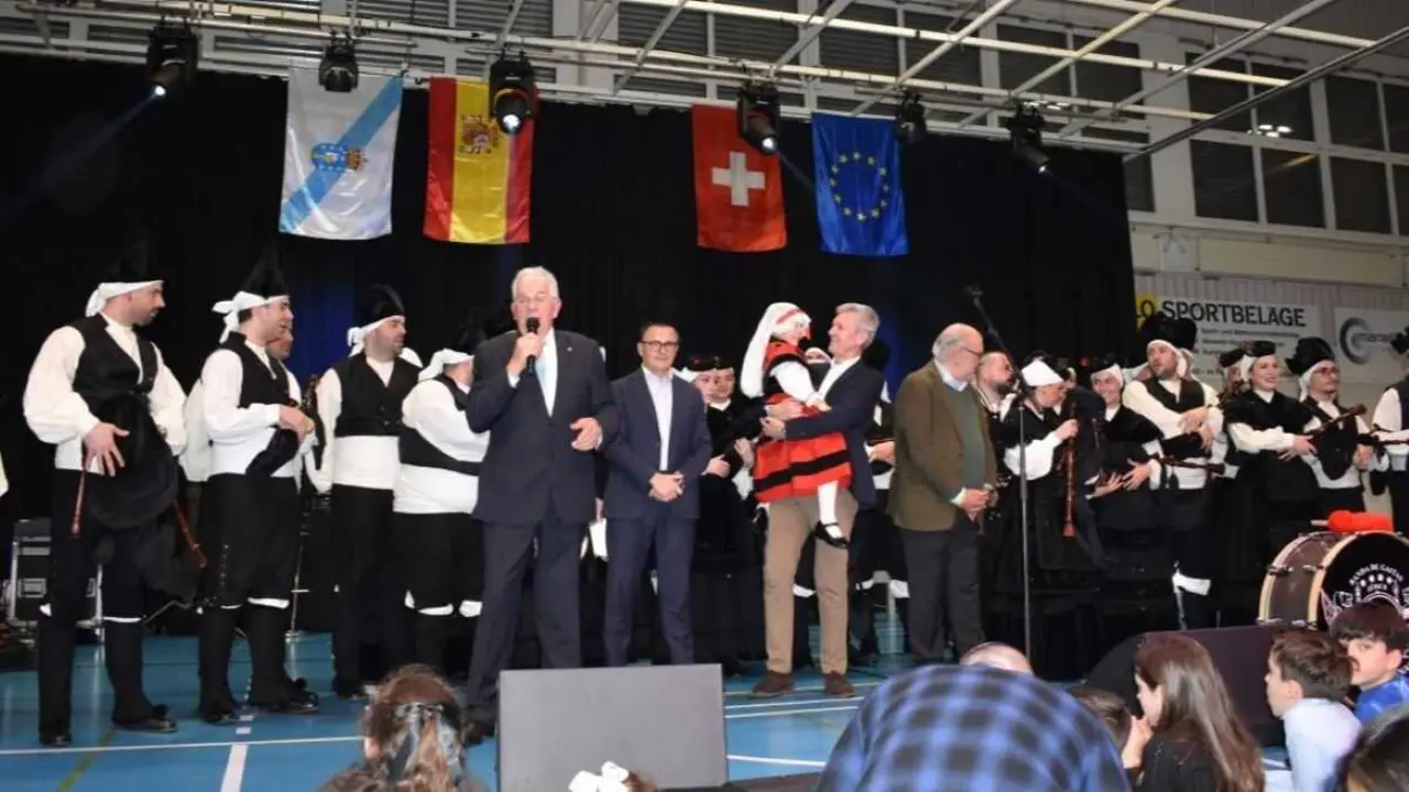 O presidente da Xunta da Galiza, Alfonso Rueda, no centro, no acto en Su&iacute;za. (Foto: Xunta da Galiza)