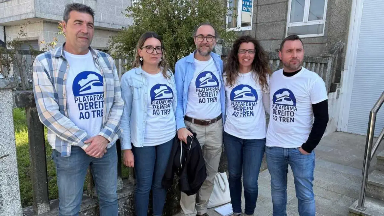 Orestes S&aacute;nchez, no centro, canda outros membros da plataforma Dereito ao Tren. (Foto: N&oacute;s Diario)