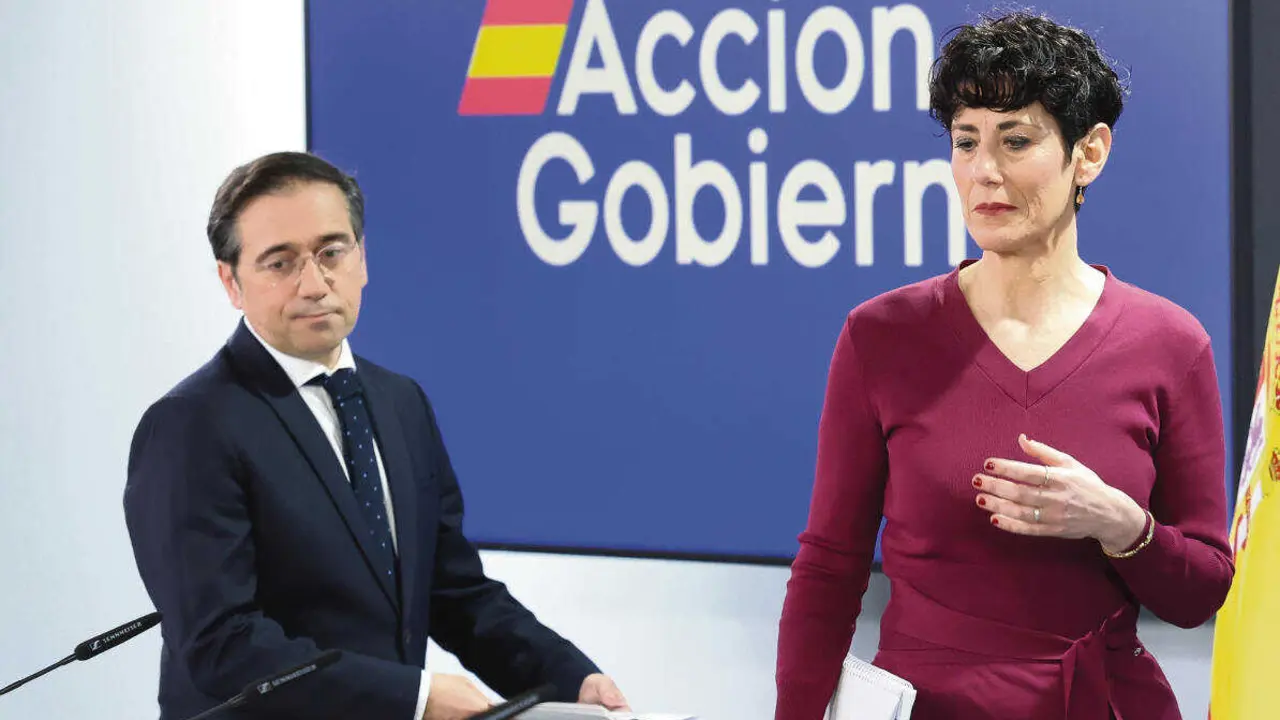 El ministro de Asuntos Exteriores, Uni&oacute;n Europea y Cooperaci&oacute;n, Jos&eacute; Manuel Albares, y la ministra de Inclusi&oacute;n, Seguridad Social y Migraciones y portavoz del Gobierno, Elma Saiz,  a su llegada a la rueda de prensa tras la celebraci&oacute;n del Consejo de Ministros en el Palacio de la Moncloa, a 24 de marzo de 2026, en Madrid (Espa&ntilde;a). El Consejo de Ministros ha aprobado hoy la modificaci&oacute;n del Real Decreto 1277/2003, de 10 de octubre, por el que se establecen las bases generales sobre autorizaci&oacute;n de centros, servicios y establecimientos sanitarios, para limitar la pr&aacute;ctica asistencial a profesionales con la titulaci&oacute;n y competencias adecuadas.

Marta Fern&aacute;ndez / Europa Press
24/3/2026