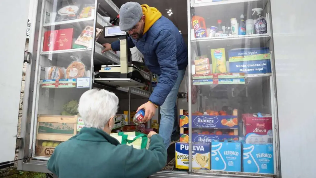Venda de alimentos a domicilio no municipio do Corgo (comarca de Lugo). (Foto: Carlos Castro / Europa Press)