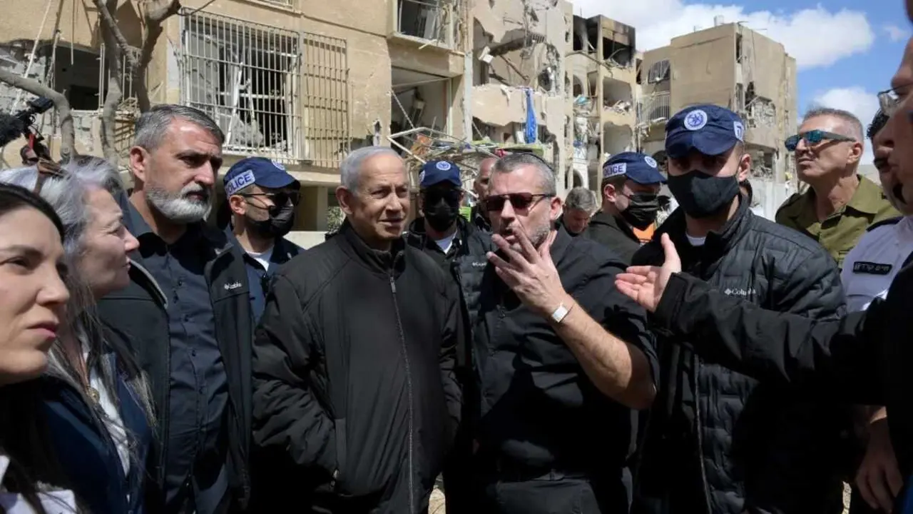 O primeiro ministro de Israel, Benjamin Netanyahu, visita o lugar de impacto dun ataque iraniano en Arad, Israel, a pasado domingo. (Foto: Oficina do Primeiro Ministro de Israel)