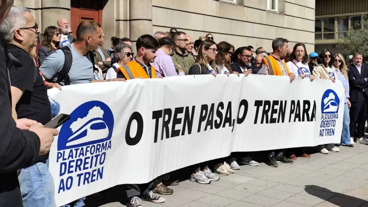 Concentraci&oacute;n diante da Subdelegaci&oacute;n do Goberno espa&ntilde;ol en Ourense para exixir melloras no tren qque pasa pola Gudi&ntilde;a. (Foto: N&oacute;s Diario)