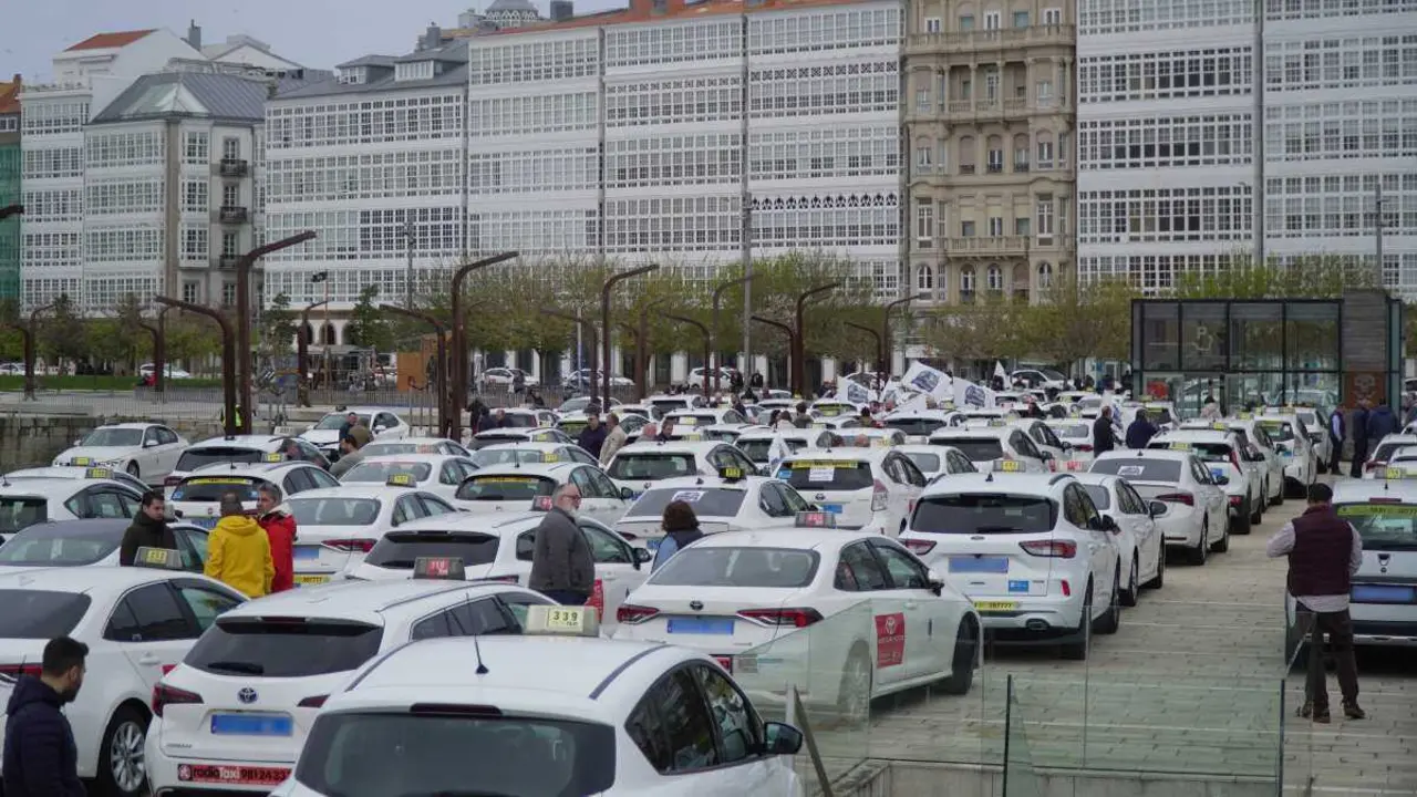 Concentraci&oacute;n do sector do taxi na Coru&ntilde;a. (Foto: Gustavo de la Paz/Europa Press)