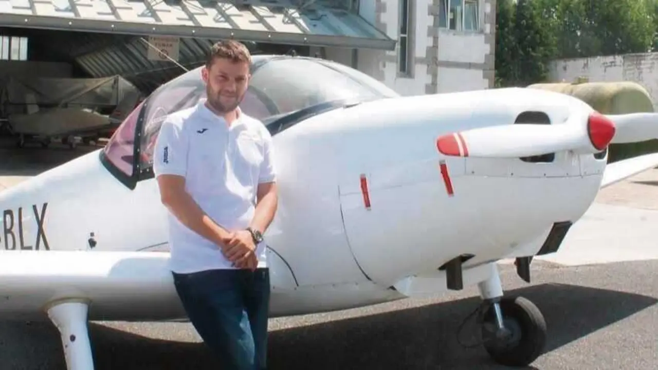 Fran Abelleira no aer&oacute;dromo de Rozas. (Foto: RAL)