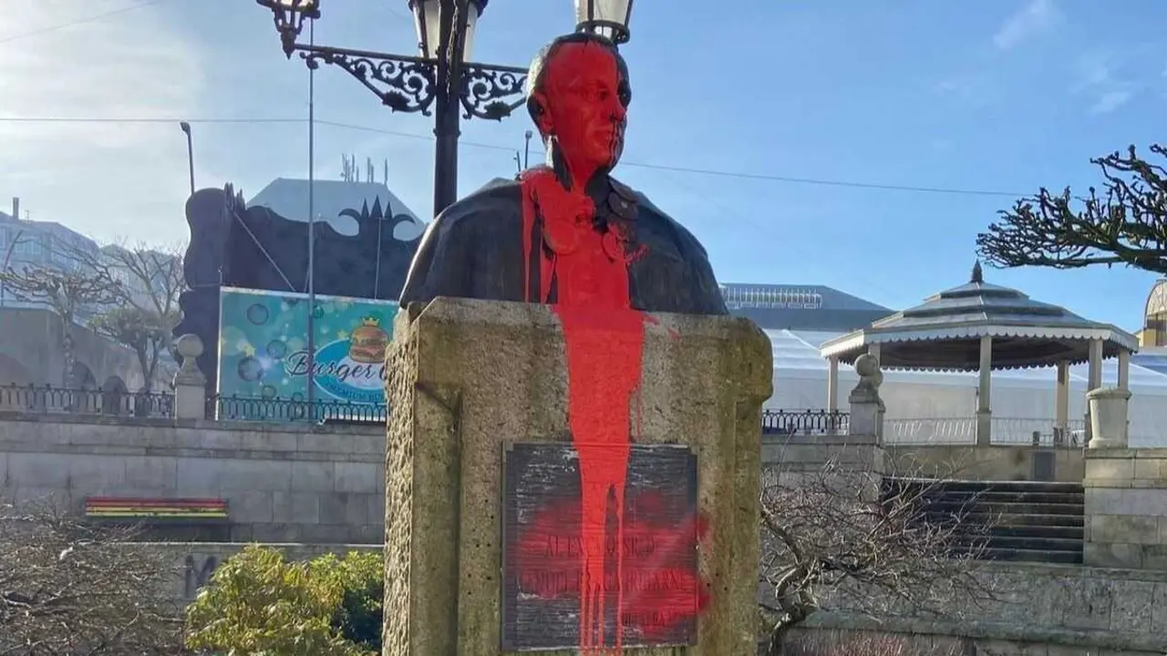 O busto de Manuel Fraga cuberto de pintura vermella en Vilalba (A Terra Ch&aacute;) o pasado 22 de febreiro. (Foto: Europa Press)