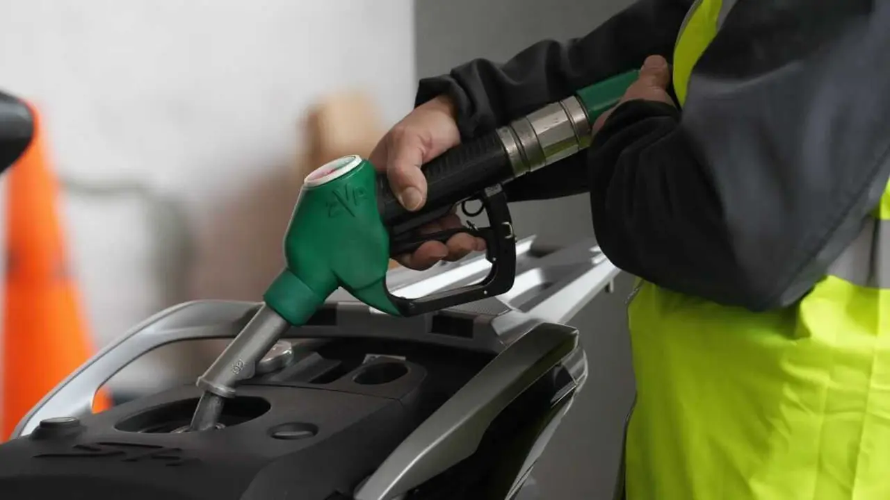 Unha persoa bota combust&iacute;bel tras a suba dos prezos dos carburantes. (Foto: David Zorrakino / Europa Press)