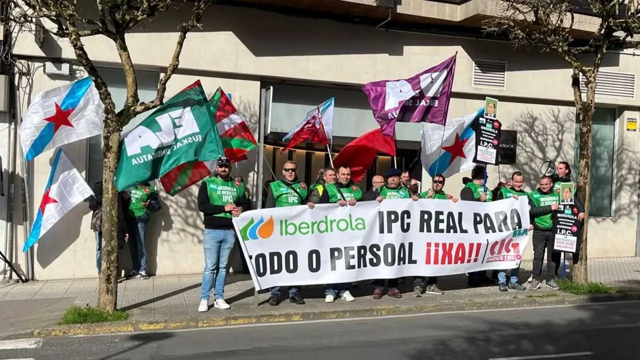 Representantes da CIG e ELA mobiliz&aacute;ronse esta quinta feira &aacute;s portas do Parlamento galego. (Foto: N&oacute;s Diario)