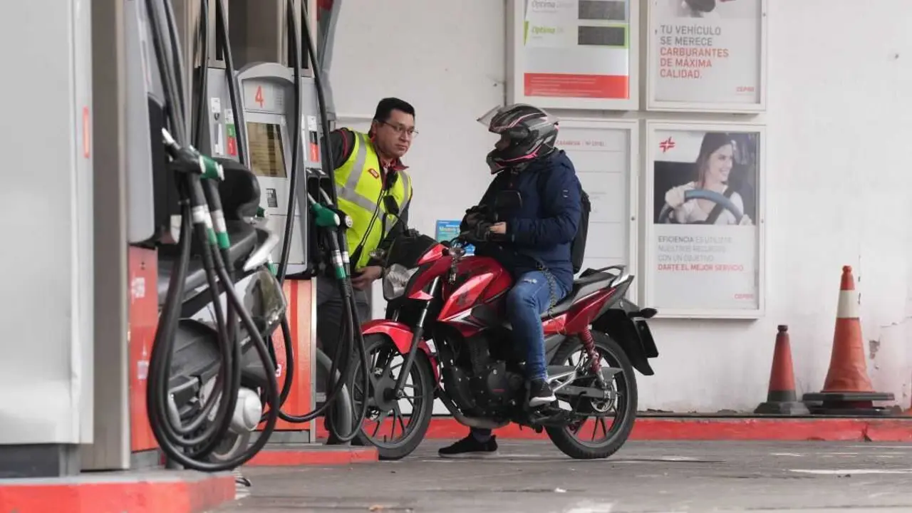 Un motorista repostando nunha gasolineira. (Foto: David Zorrakino / Europa Press)
