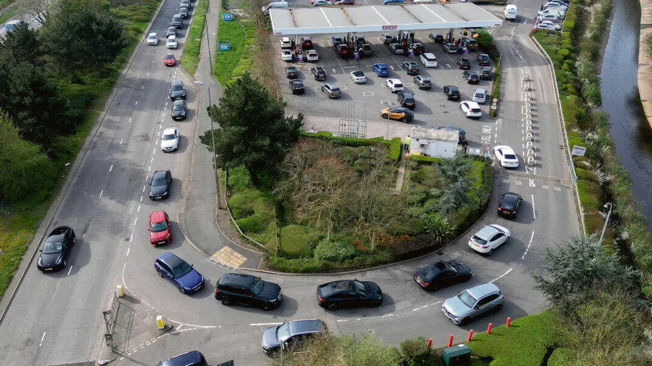 (Foto de ARCHIVO)
March 20, 2026, Birmingham, West Midlands, UK: Birmingham, UK. Large queues at a Costco petrol station in Birmingham, West Midlands. The price of petrol has risen sharply recently as global oil markets react to escalating tensions in the Middle East.,Image: 1084712281, License: Rights-managed, Restrictions: * United Kingdom Rights OUT *, Model Release: no, Credit line: Ioannis Alexopoulos / Zuma Press / ContactoPhoto
Editorial licence valid only for Spain and 3 MONTHS from the date of the image, then delete it from your archive. For non-editorial and non-licensed use, please contact EUROPA PRESS.

20/3/2026 ONLY FOR USE IN SPAIN