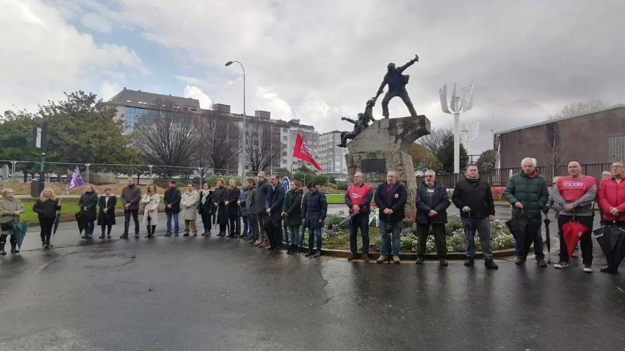 Un acto institucional diante da estatua de Amador Rei, en Ferrol. (Fuente: Europa Press)