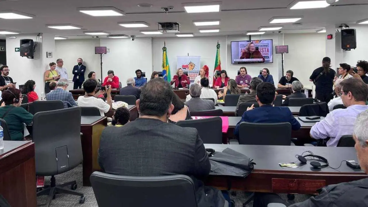 Mesa redonda &ldquo;Papel e l&iacute;mites da acci&oacute;n institucional na loita democr&aacute;tica&rdquo; (Foto: N&oacute;s Diario)