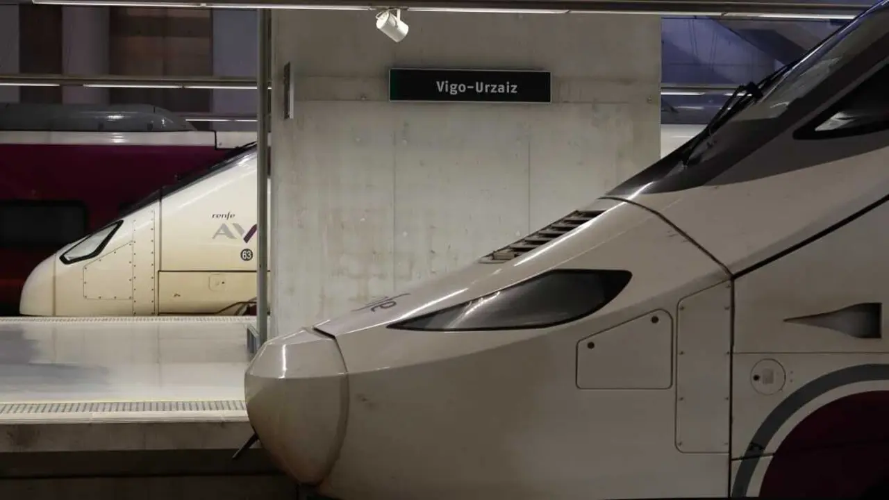 Trens Alvia na estaci&oacute;n de Urz&aacute;iz, en Vigo. (Foto: Adri&aacute;n Irago / Europa Press)