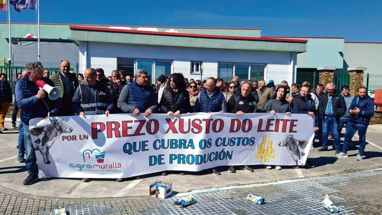 Concentraci&oacute;n convocada por Agromuralla diante da planta de Leite R&iacute;o (Grupo Lence) no pol&iacute;gono industrial do Ceao, en Lugo. (Foto: N&oacute;s Diario)