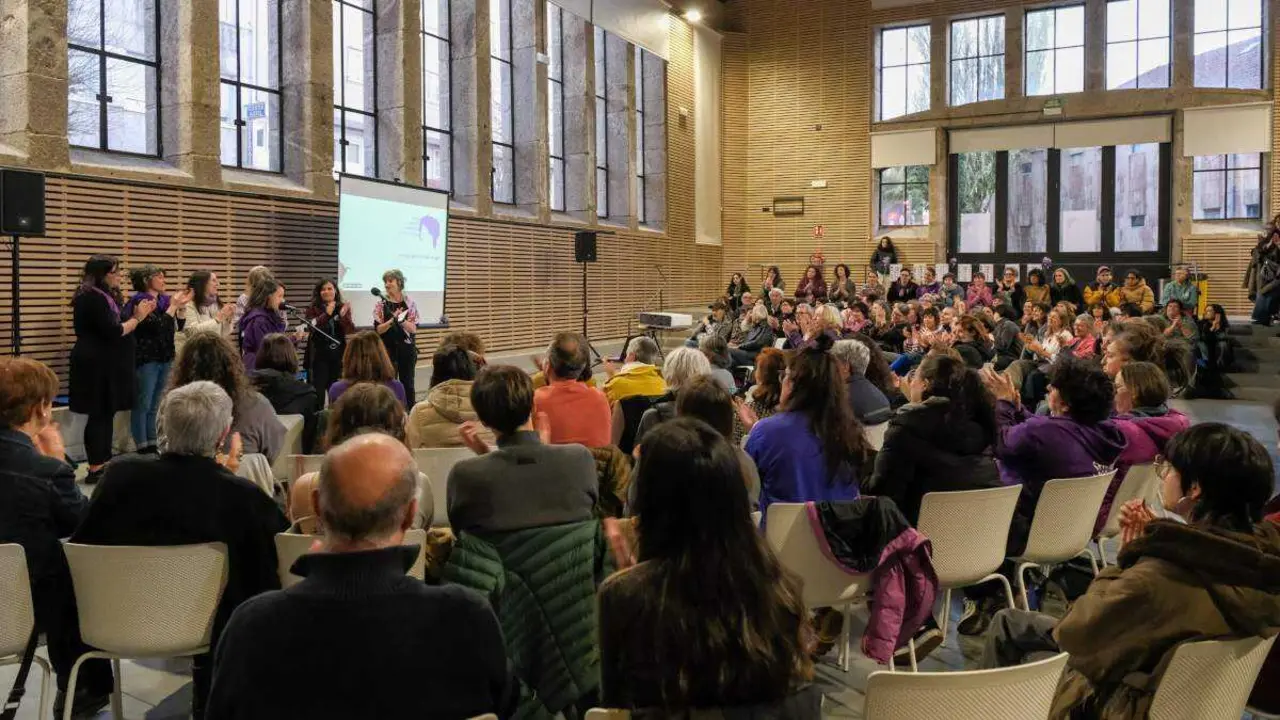 Acto decorrido na Casa das M&aacute;quinas de Compostela para homenaxear Lola Ferreiro. (Foto: Arxina)