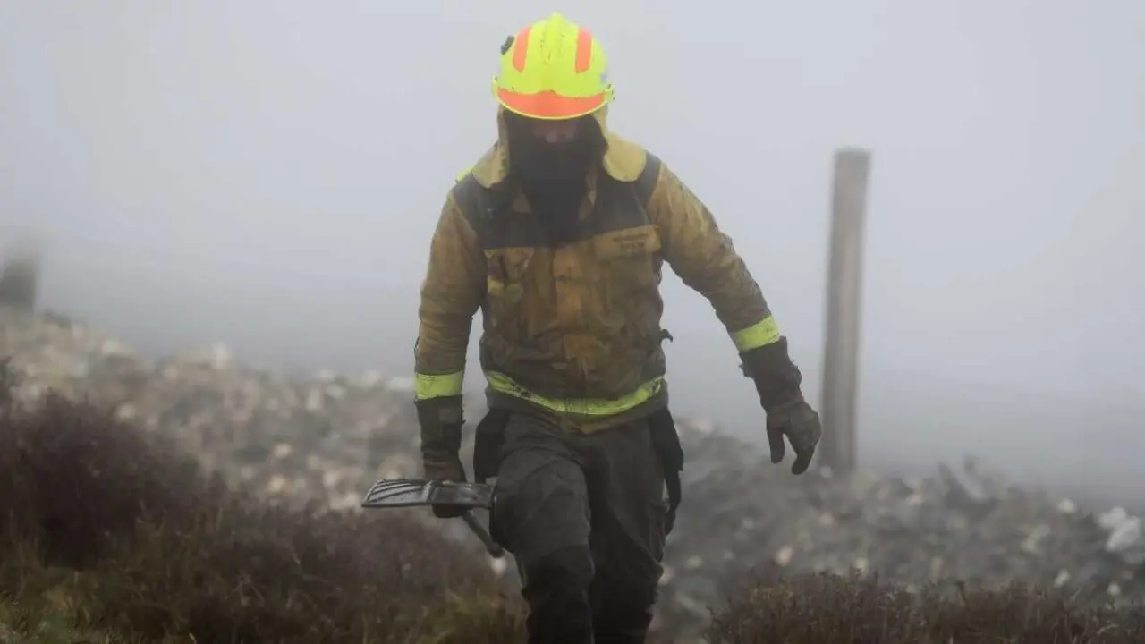 Un bombeiro traballando na extinci&oacute;n dun incendio en Ourol, o 28 de marzo. (Foto: Carlos Castro / Europa Press)