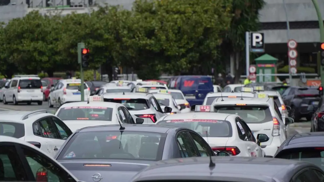 Decenas de taxistas mobiliz&aacute;ronse este 25 de marzo para mostrar o seu rexeitamento aos servizos de VTC. (Foto: Gustavo de la Paz / Europa Press)