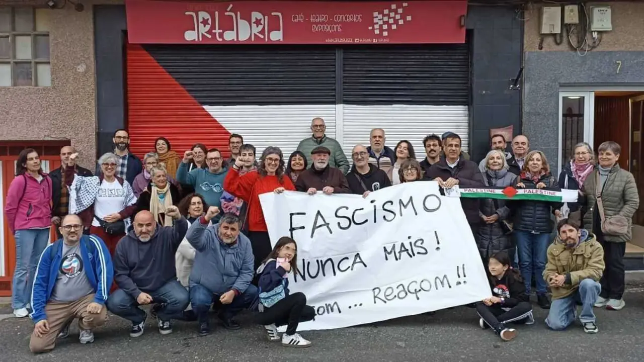 Socias, socios e persoas pr&oacute;ximas a Art&aacute;bria, este s&aacute;bado ante o local da asociaci&oacute;n. (Foto: Funda&ccedil;om Art&aacute;bria)
