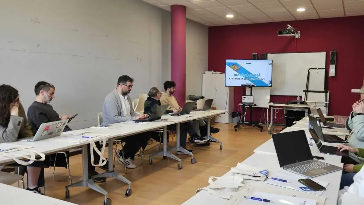 Asistentes ao obradoiro organizado por Amega este s&aacute;bado 28 de marzo. (Foto: Amega)