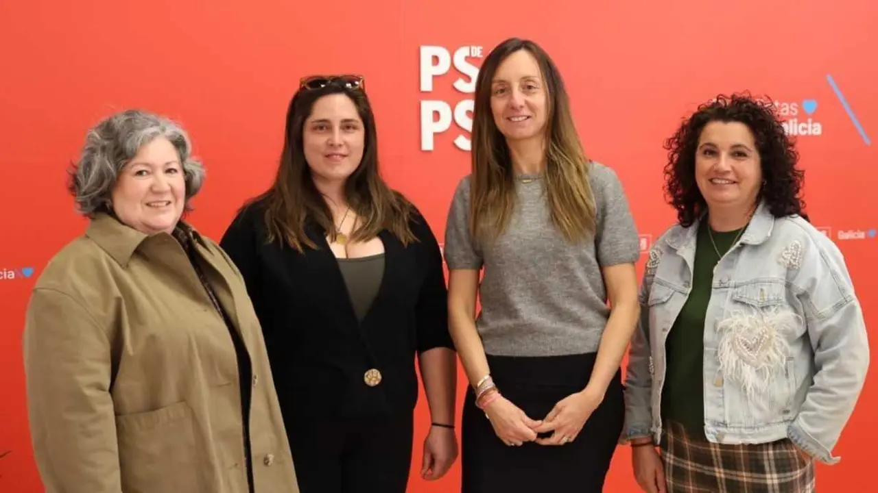 A deputada do PSdeG, Paloma Castro, segunda pola dereita, con representantes de Mulleres Salgadas. (Foto: N&oacute;s Diario)