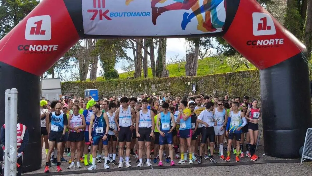 Li&ntilde;a de sa&iacute;da da primeira carreira 7K de Soutomaior. (Foto: Concello de Soutomaior)