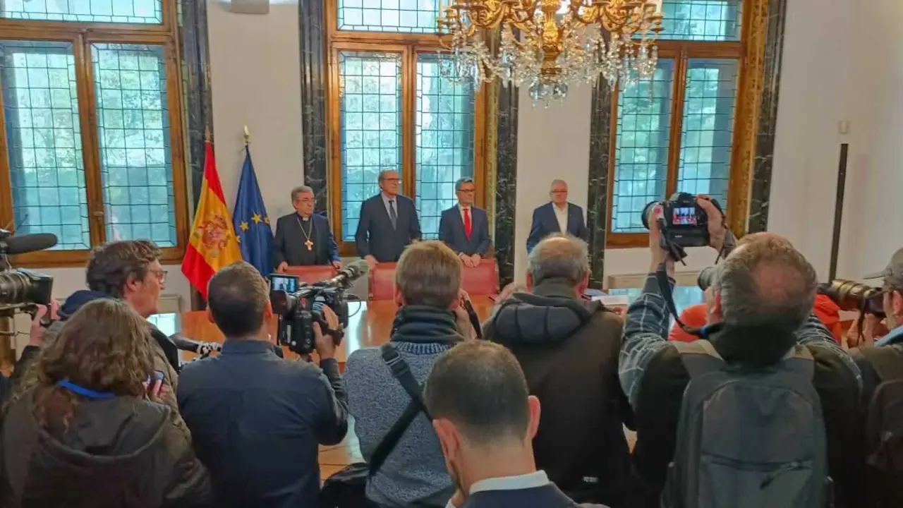 Acto de sinatura do protocolo de colaboraci&oacute;n entre a Igrexa cat&oacute;lica e o Defensor do Pobo, esta segunda feira. (Foto: Europa Press)