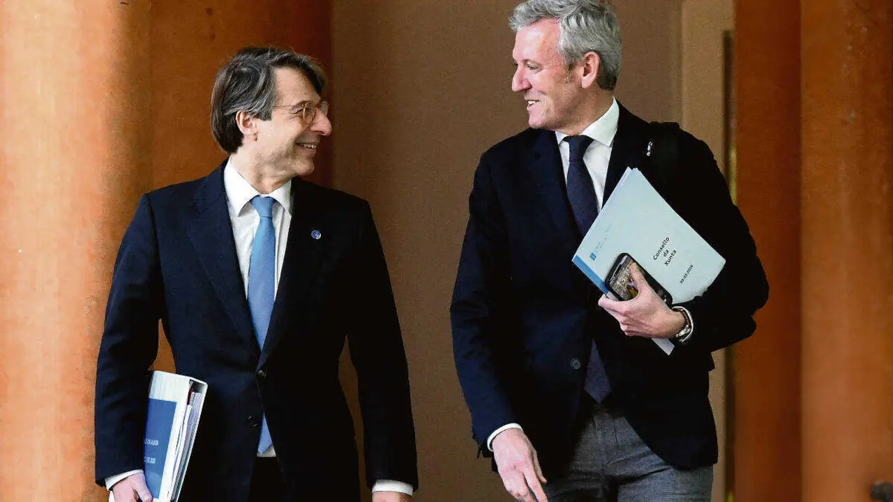 O titular do Executivo galego, Alfonso Rueda, acompa&ntilde;ado polo conselleiro de Facenda e Administraci&oacute;n P&uacute;blica, Miguel Corgos L&oacute;pez, comparece para dar conta dos asuntos acordados na reuni&oacute;n do Consello.