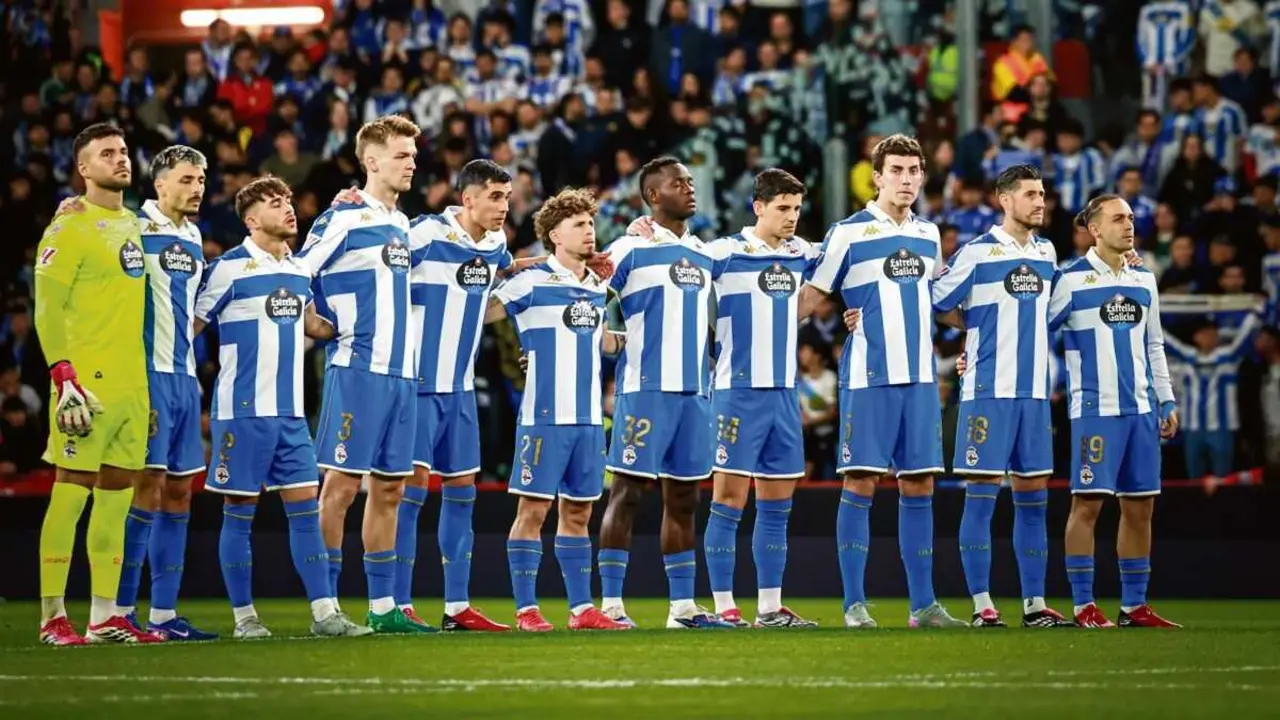O equipo co que o Deportivo saltou ao c&eacute;spede en Xix&oacute;n o pasado s&aacute;bado. (Foto: RC Deportivo)