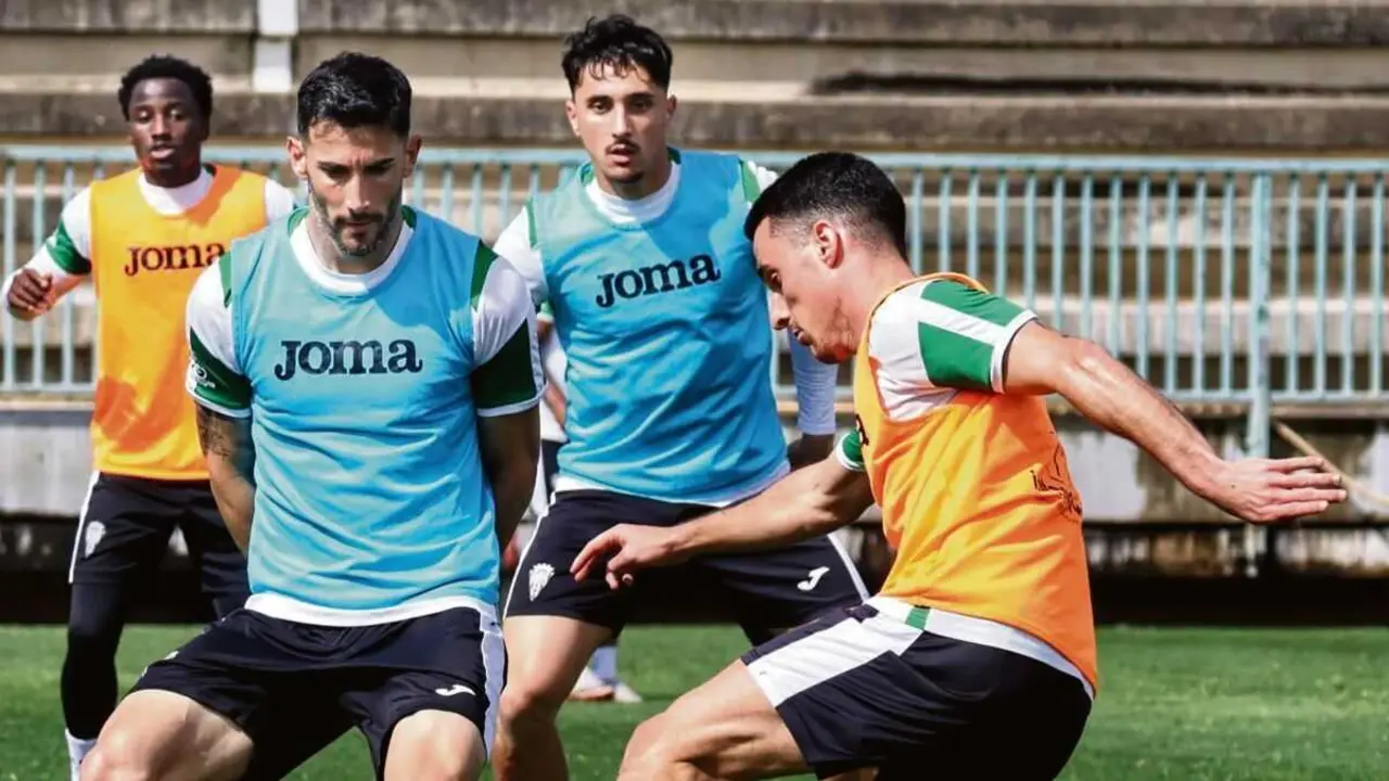 Os futbolistas do C&oacute;rdoba nun adestramento. (Foto: C&oacute;rdoba CF)