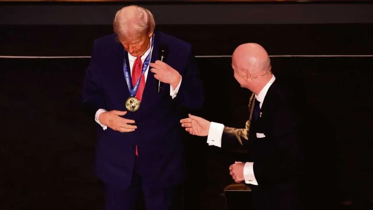 Donald Trump recollendo a medalla do 'Premio FIFA da Paz' que lle entregou Gianni Infantino. (Foto: Sam Corum / PA Wire / dpa)