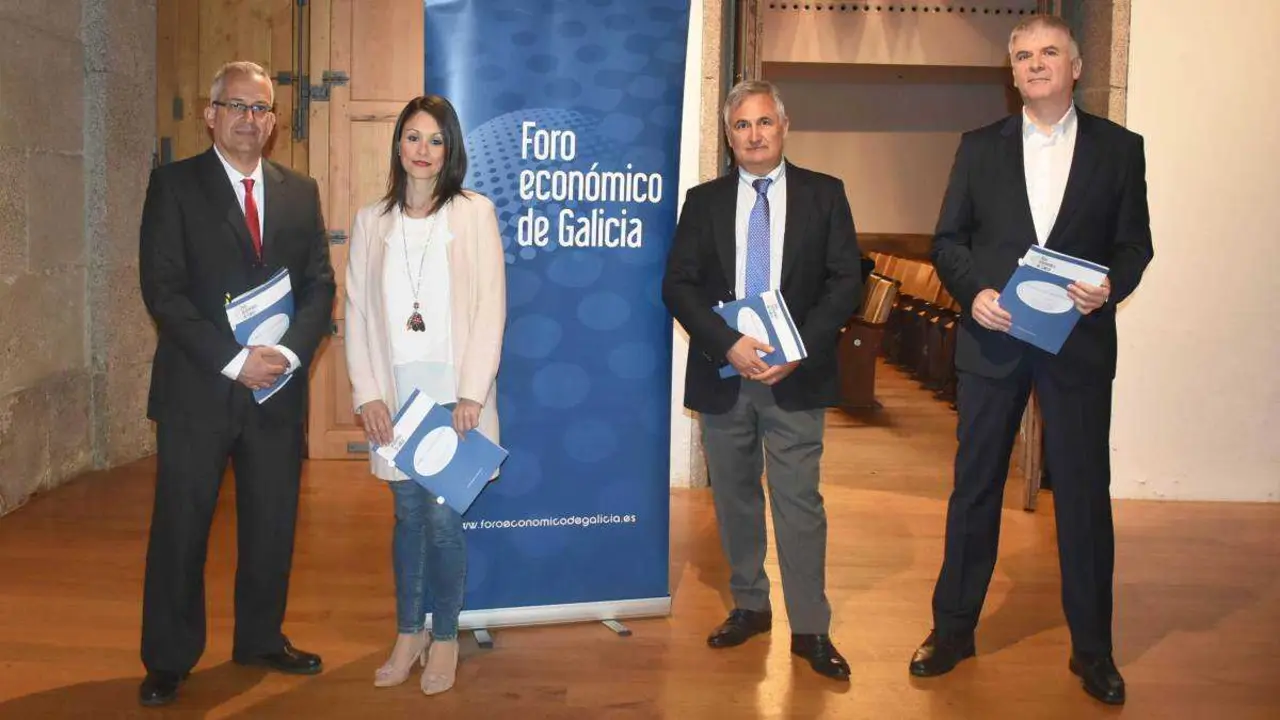 Patricio S&aacute;nchez, Luc&iacute;a Ferreira, Jos&eacute; Francisco Armesto e Santiago Lago, en Compostela, esta terza feira. (Foro: N&oacute;s Diario)