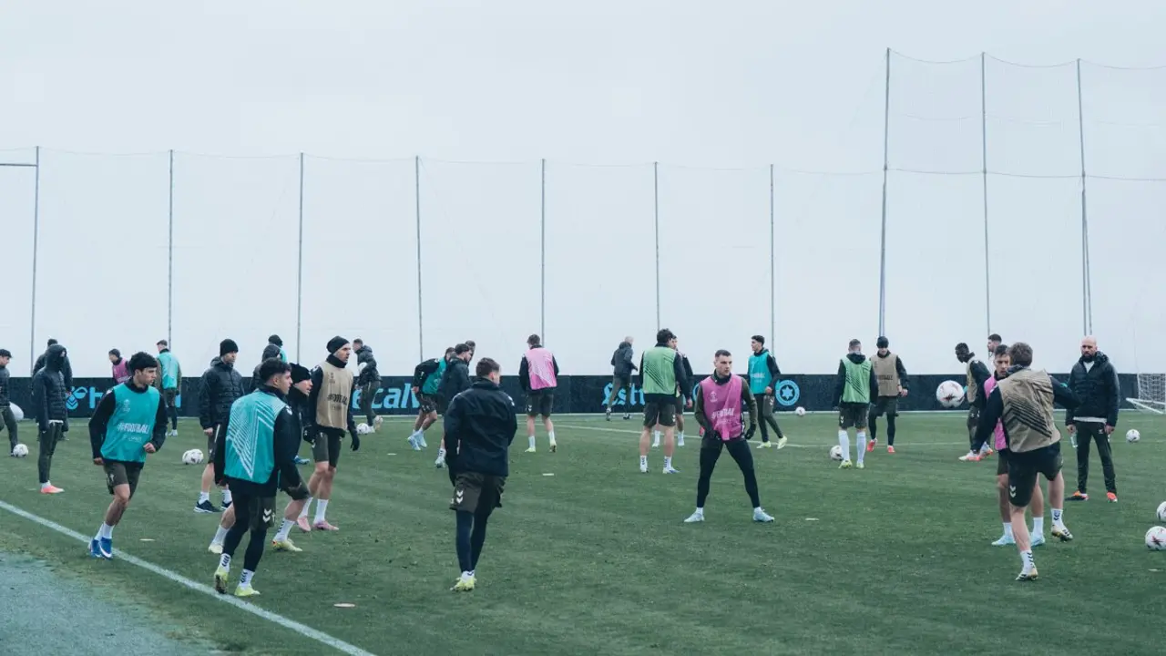 Claudio Gir&aacute;ldez (&aacute; dereita) dirixindo un adestramento do Celta nas instalaci&oacute;ns da Cidade Deportiva Afouteza, en Mos. (Foto: RC Celta)