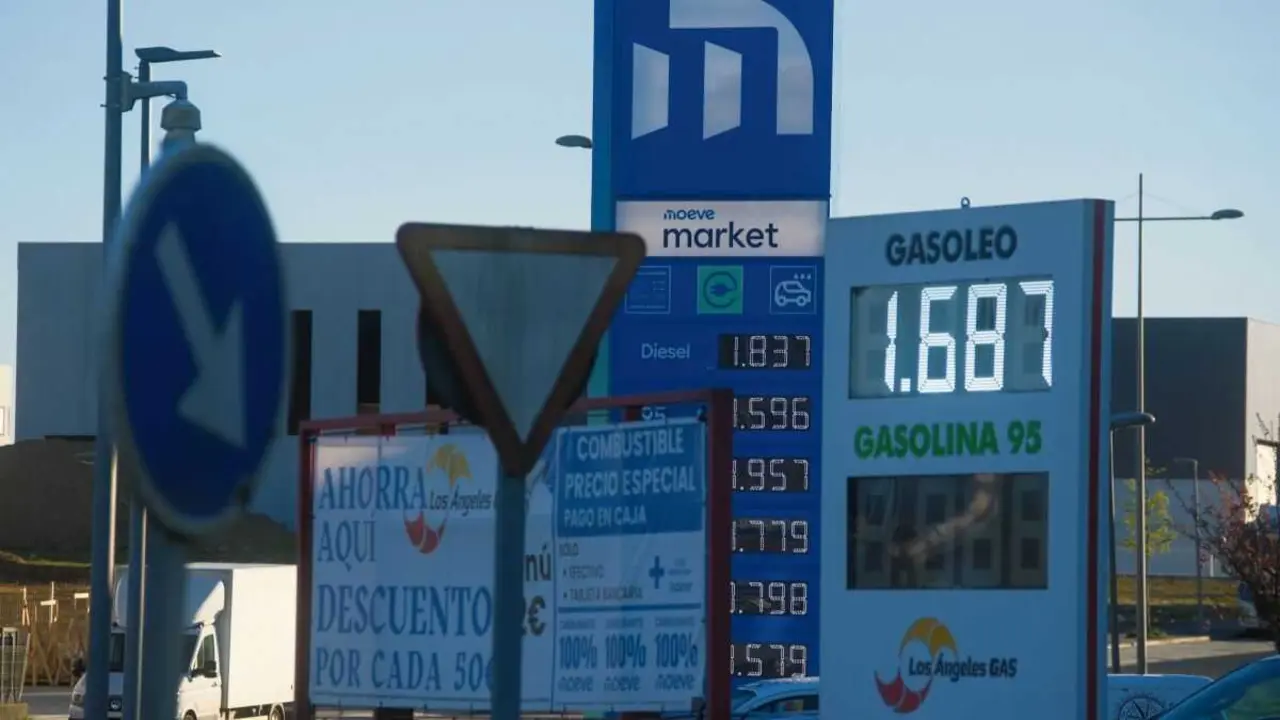Prezos que marcaba esta terza feira unha estaci&oacute;n de servizo da operadora Moeve no pol&iacute;gono da Costa Vella, en Compostela. (Foto: Arxina)