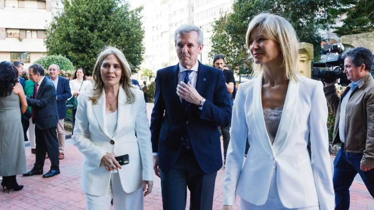 Alfonso Rueda (no centro), esta terza feira, durante o acto de toma de posesi&oacute;n da nova xunta directiva do Consello Galego de Economistas. (Xunta da Galiza)