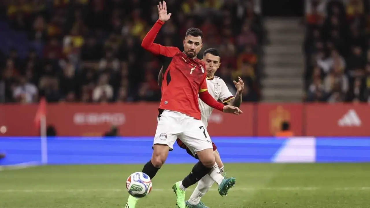 Mahmoud Trezeguet de Egipto e Pedro Porro durante o partido no RCDE Stadium. (Foto: AFP7 / Europa Press)