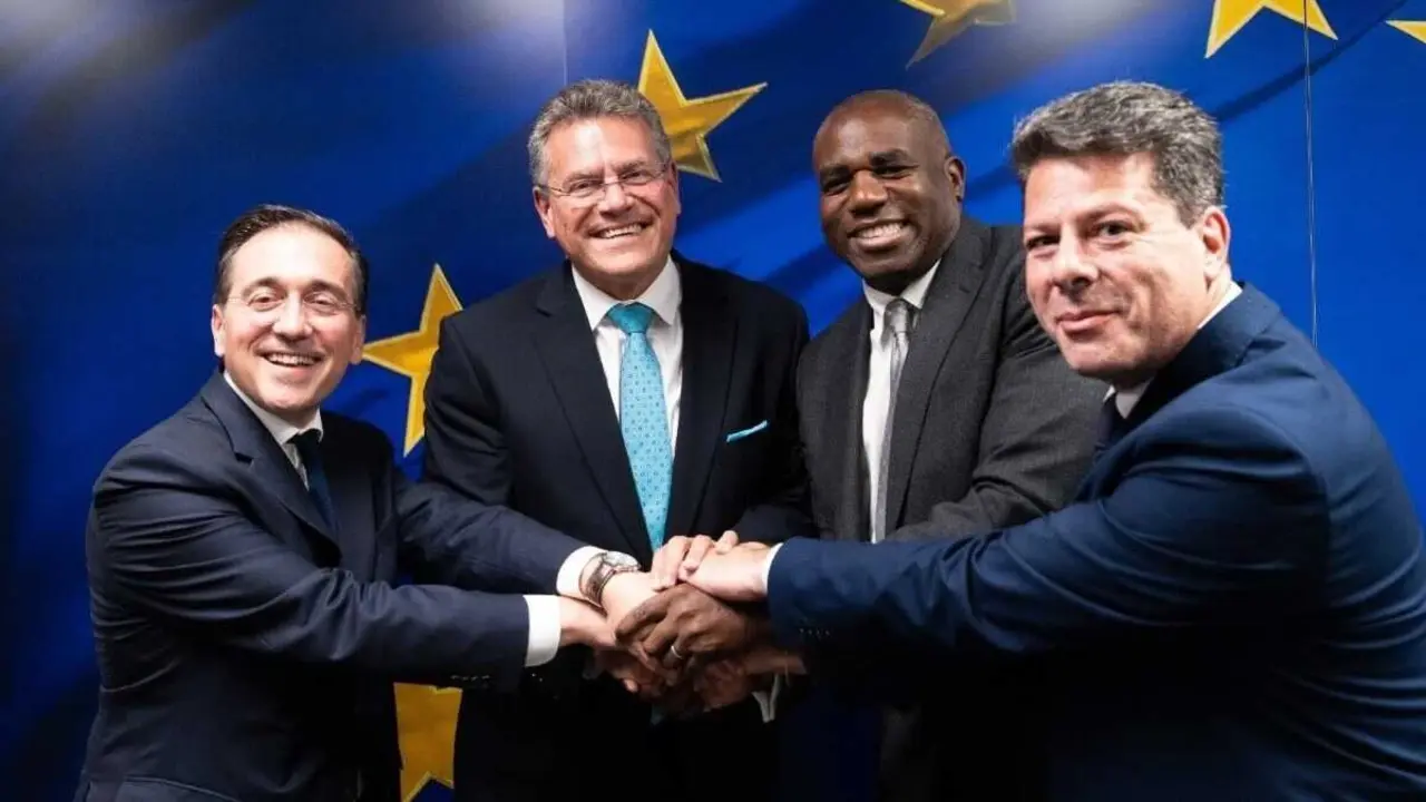 O ministro espa&ntilde;ol Jos&eacute; Manuel Albares, o comisario Maros Sefcovic, o ministro brit&aacute;nico David Lammy e o ministro principal de Xibraltar Fabian Picardo. (Foto: Ministerio de Asuntos Exteriores e Cooperaci&oacute;n)