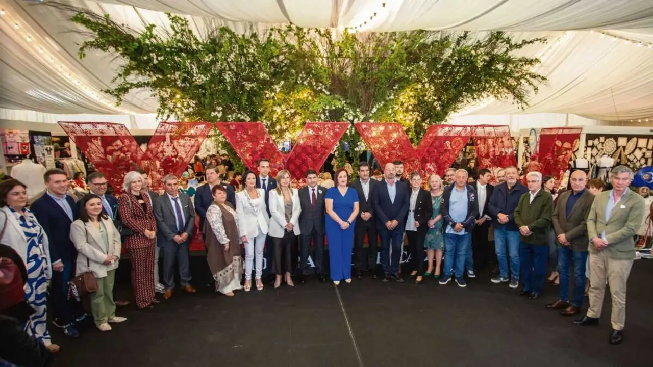 A inauguraci&oacute;n da mostra, esta cuarta feira , en Camari&ntilde;as. (Foto: Concellos de Camari&ntilde;as)