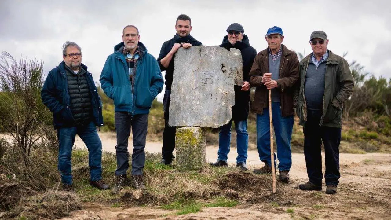 Manuel &Aacute;ngel, Pepe, Iago, Luis, Celso e David, posan cunha chapa do avi&oacute;n na fronteira hispano-lusa. (Foto: Brais Lorenzo)