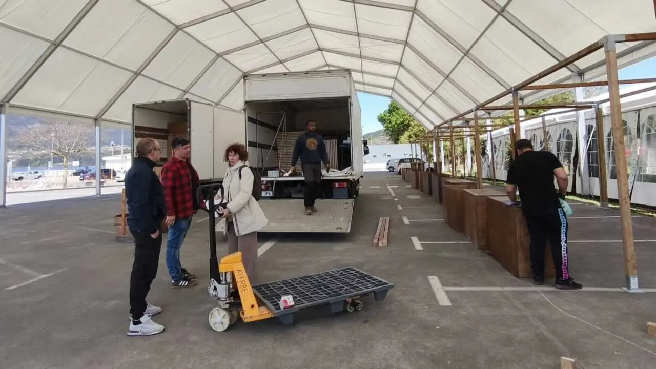 O alcalde, Manu Lourenzo, visitou a carpa da festa. (Foto: N&oacute;s Diario)