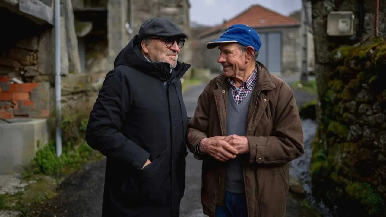 Lu&iacute;s Garc&iacute;a Ma&ntilde;&aacute; e Celso Ferreira na aldea de Vilar. (Foto: Brais Lorenzo)
