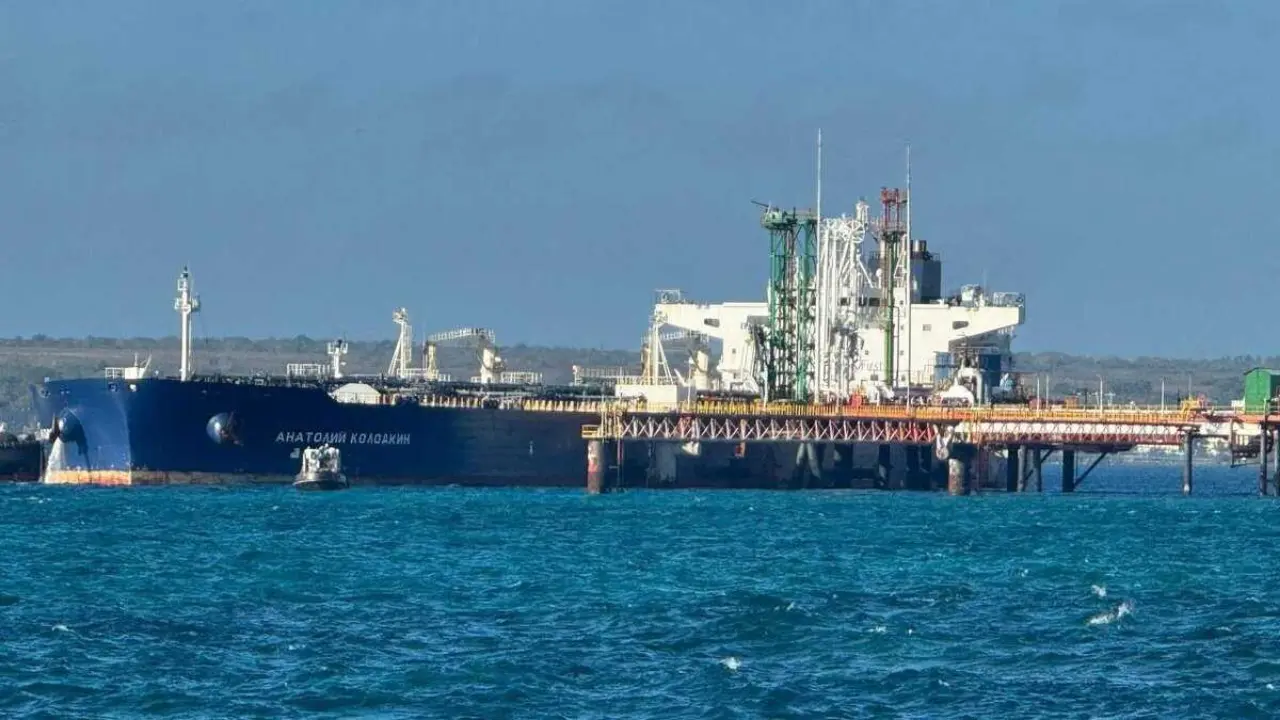 O petroleiro ruso 'Anatoli Kolodkin' no porto de Matanzas, en Cuba. (Foto: MFA Russia)