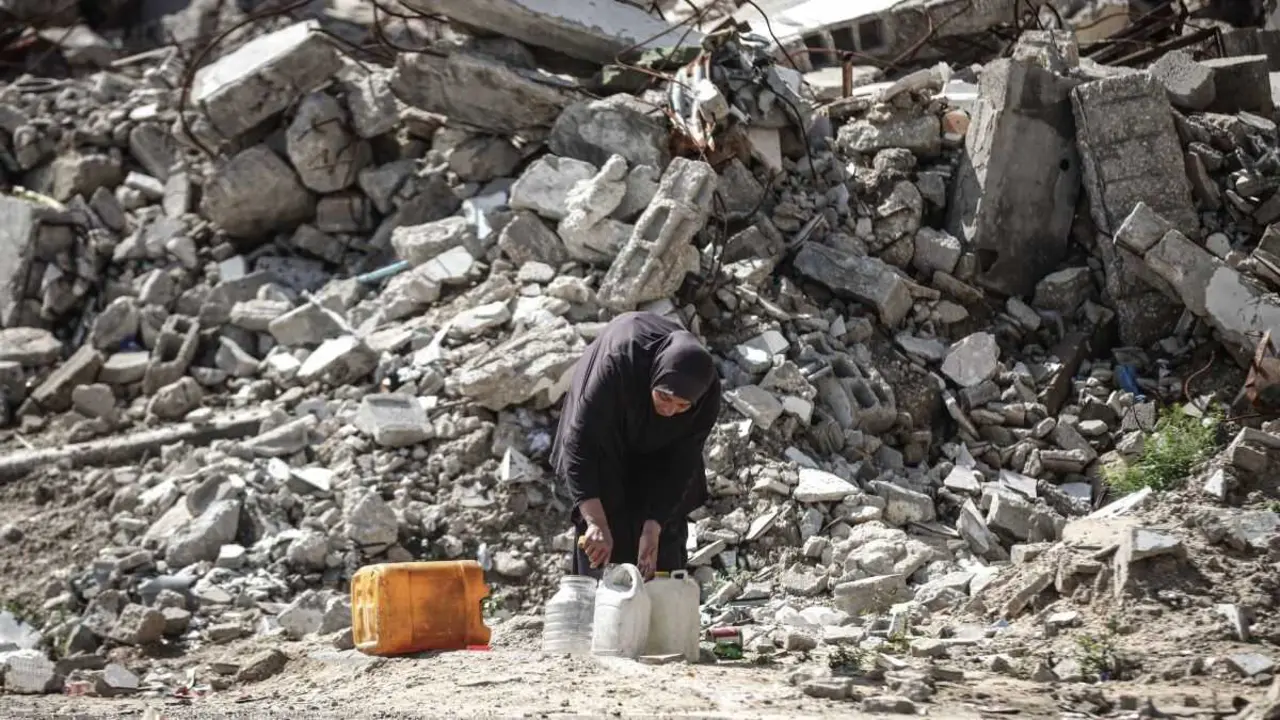 Unha muller palestina, &aacute; procura de auga no medio da destruci&oacute;n e a deterioraci&oacute;n das condici&oacute;ns de vida en Nusiarat, Gaza. (Moiz Salhi / Zuma Press / ContactoPhoto)