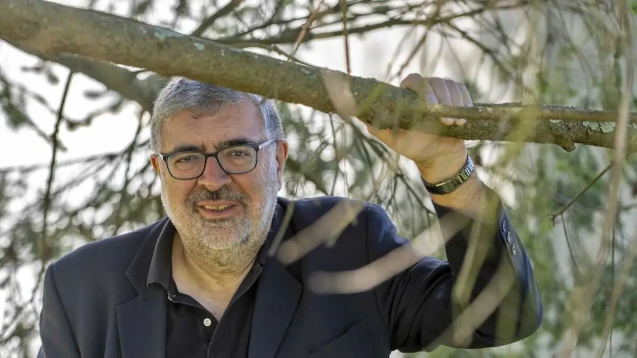 Xos&eacute; Ram&oacute;n Pena chega
&aacute;s librar&iacute;as cunha novela
e mais unha nova edici&oacute;n
de 'Na noite estrelecida',
de Ram&oacute;n Cabanillas. (Foto: Eli Regueira)