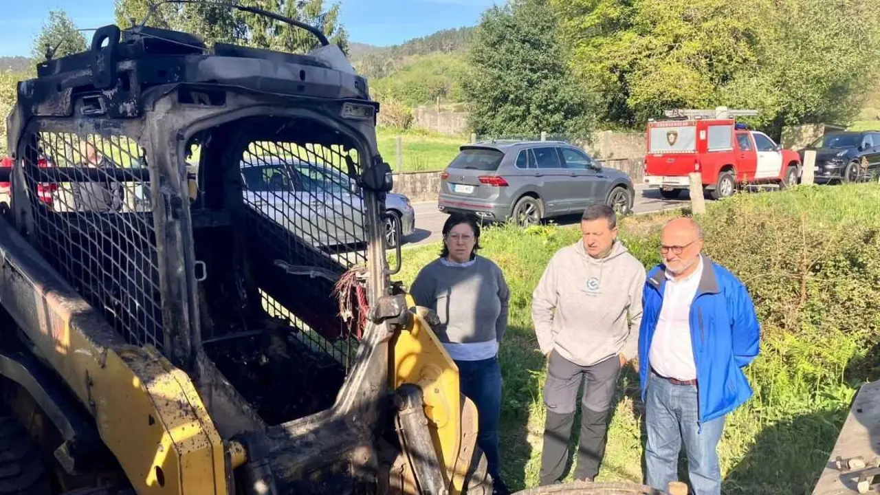 M&aacute;quina que traballaba na N-640 incendiada. (Foto: Subdelegaci&oacute;n do Goberno)