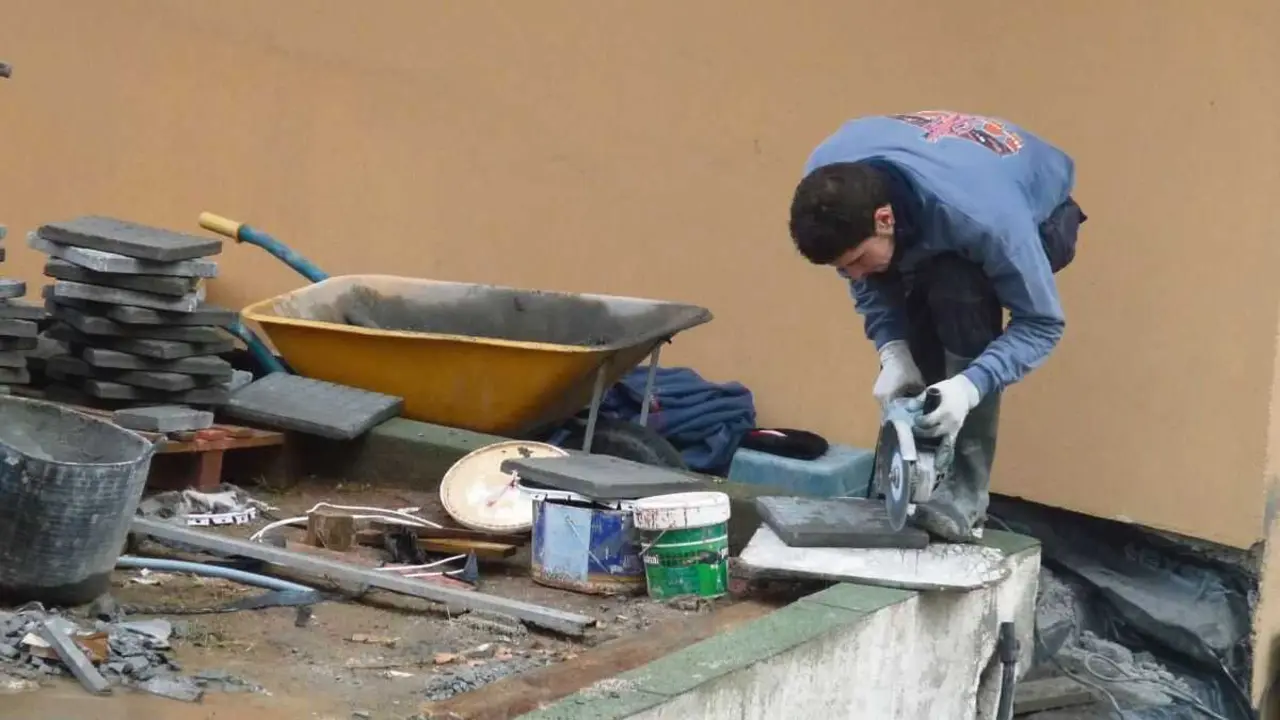 Traballador da construci&oacute;n en Vigo. (Foto: Arxina)