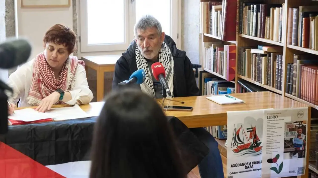 Os activistas &Aacute;nxela Gippini e Manuel Garc&iacute;a Morales este 6 de abril en Santiago de Compostelela.