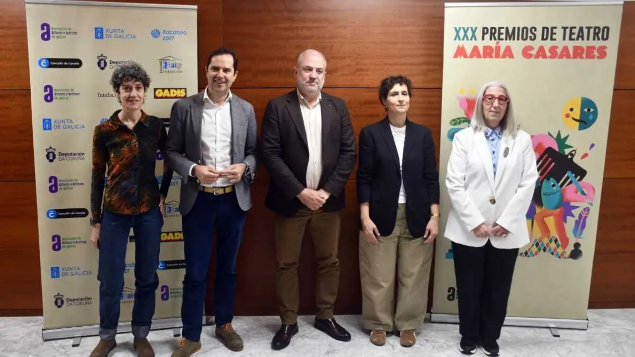 Eva F&oacute;rneas, Jacobo Sutil, Gonzalo Castro, Avia Veira e Luma G&oacute;mez, esta segunda feira. (Foto: Premios Mar&iacute;a Casares)