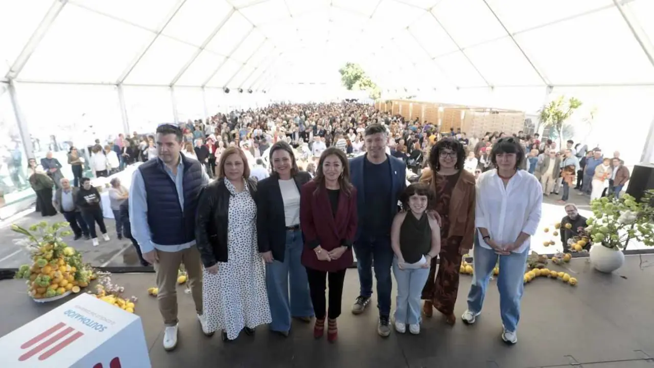 A conselleira do Mar, Marta Villaverde (no centro) e o alcalde de Soutomaior, Manuel Lorenzo (&aacute; s&uacute;a dereita), antes do preg&oacute;n. (Foto: N&oacute;s Diario)