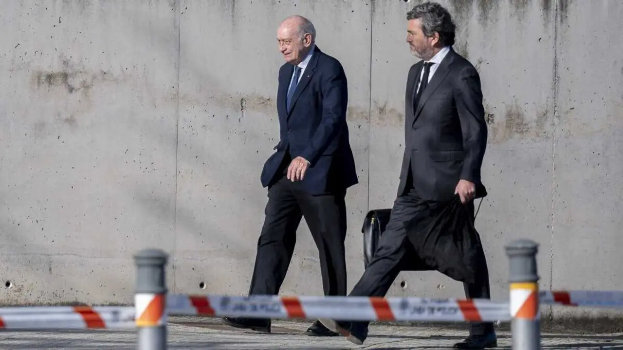 O ex ministro espa&ntilde;ol de Interior, Jorge Fern&aacute;ndez D&iacute;az, e o seu avogado, chegando esta segunda feira 6 de abril &aacute; Audiencia Nacional. (Foto: Alberto Ortega / Europa Press)