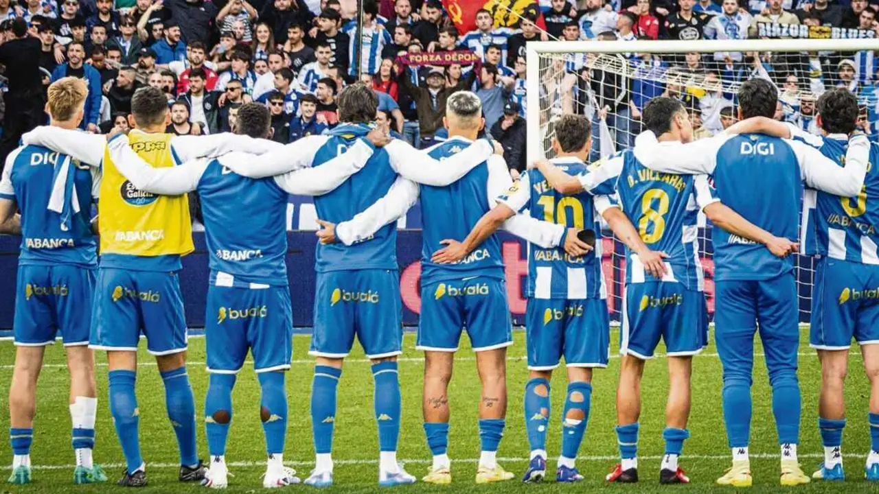 Os futbolistas do D&eacute;por saudando a afecci&oacute;n tras o partido do s&aacute;bado ante o M&aacute;laga. (Foto: RC Deportivo)